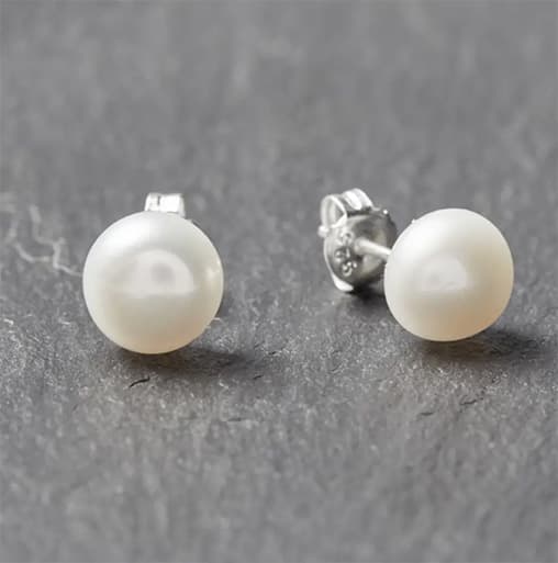 Hoogwaardige oorstekers zoetwaterparel wit